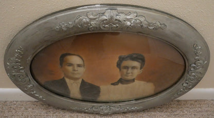 Late 19th Century American Victorian Couple Photograph in Convex Glass Silver Painted Gesso Barbola Frame