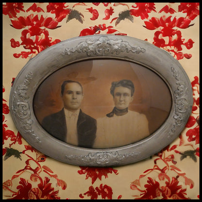 Late 19th Century American Victorian Couple Photograph in Convex Glass Silver Painted Gesso Barbola Frame