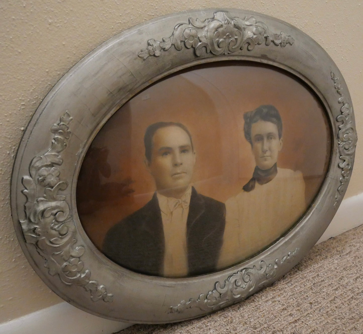 Late 19th Century American Victorian Couple Photograph in Convex Glass Silver Painted Gesso Barbola Frame