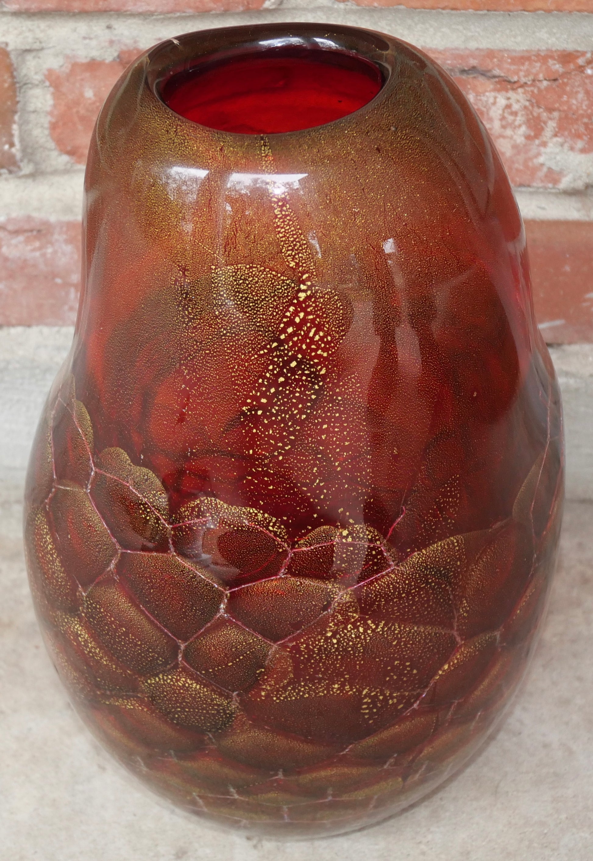 Late 20th Century Italian Marina & Susanna Sent Murano Glass Contemporary Style Sommerso Honeycomb Gold Flecked Freeform Vase