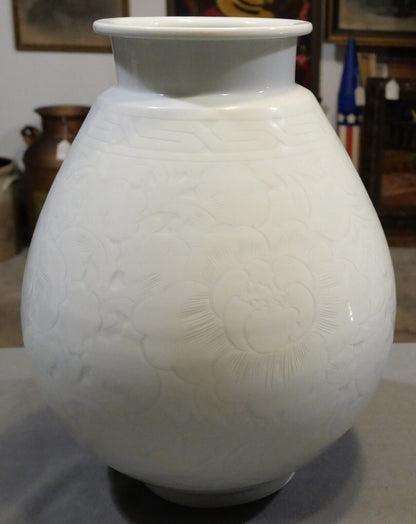 Vintage Circa 1970 Japanese Dehua Porcelain Style Lotus Motifs Bulbous Vase