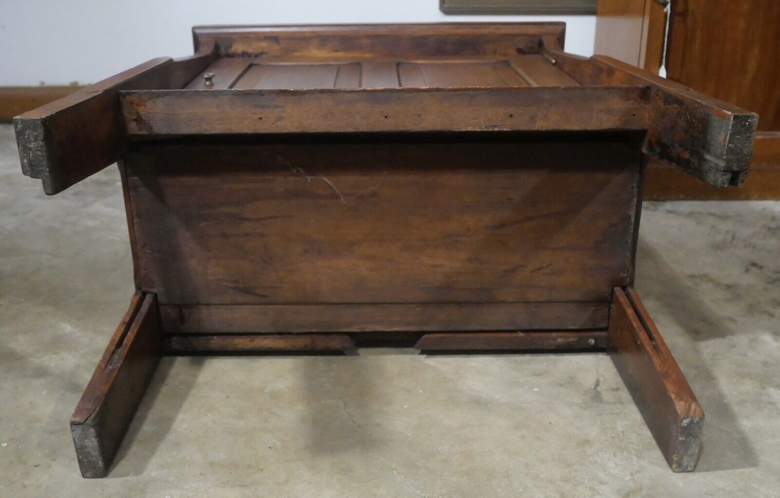 Circa 1900 English Victorian Mahogany Cellarette Cabinet